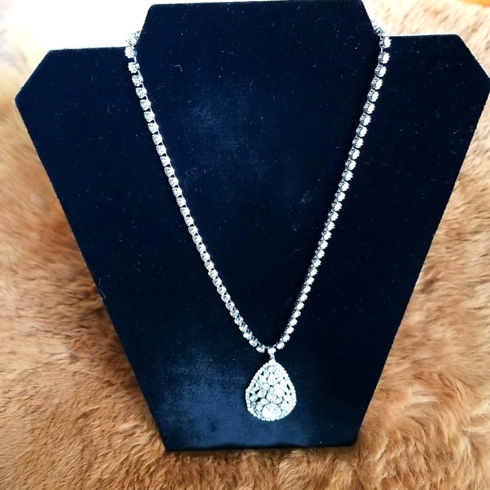 Vintage Costume Jewelry Necklace Crystal Bling. 🌸